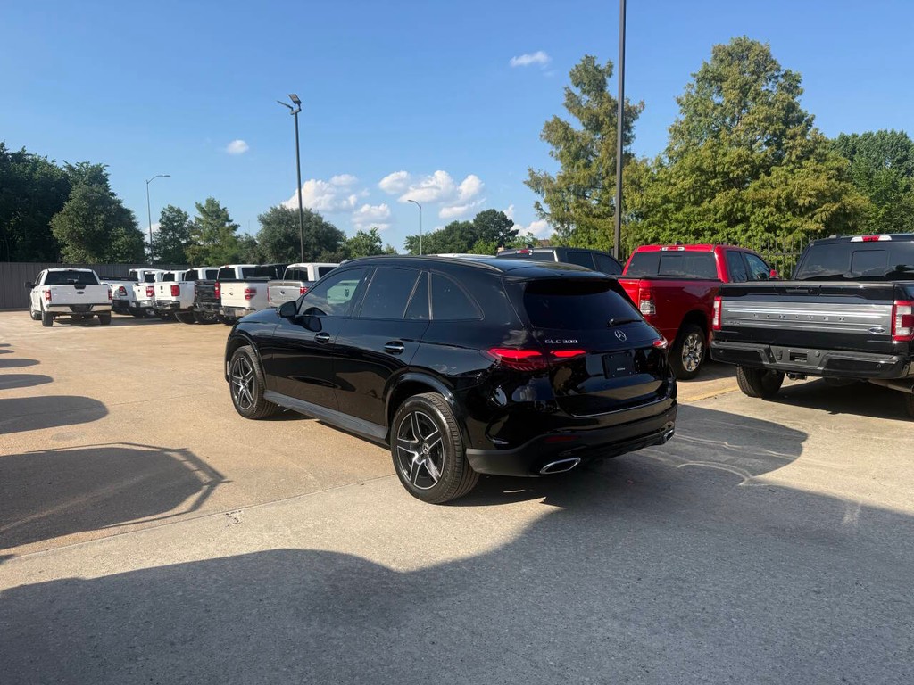 Mercedes-Benz GLC Vehicle Full-screen Gallery Image 04