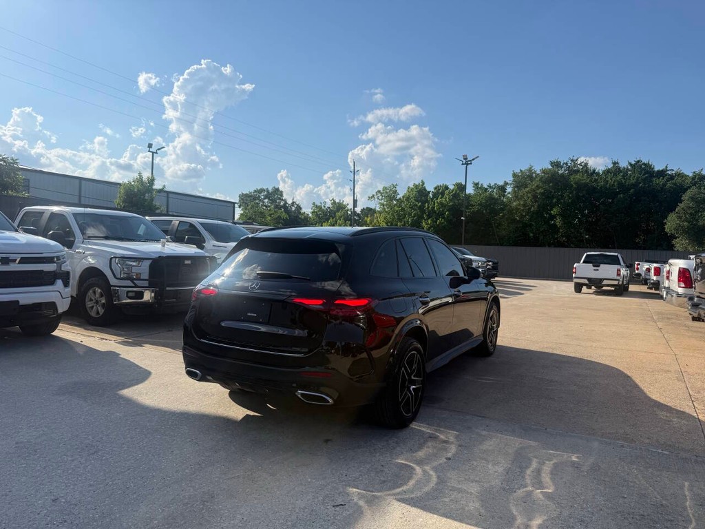 Mercedes-Benz GLC Vehicle Full-screen Gallery Image 05