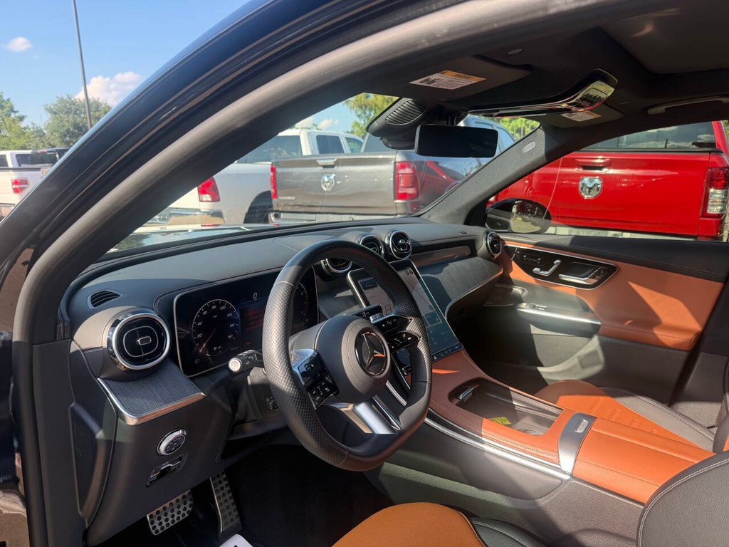 Mercedes-Benz GLC Vehicle Full-screen Gallery Image 06