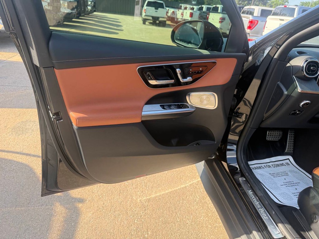 Mercedes-Benz GLC Vehicle Full-screen Gallery Image 08