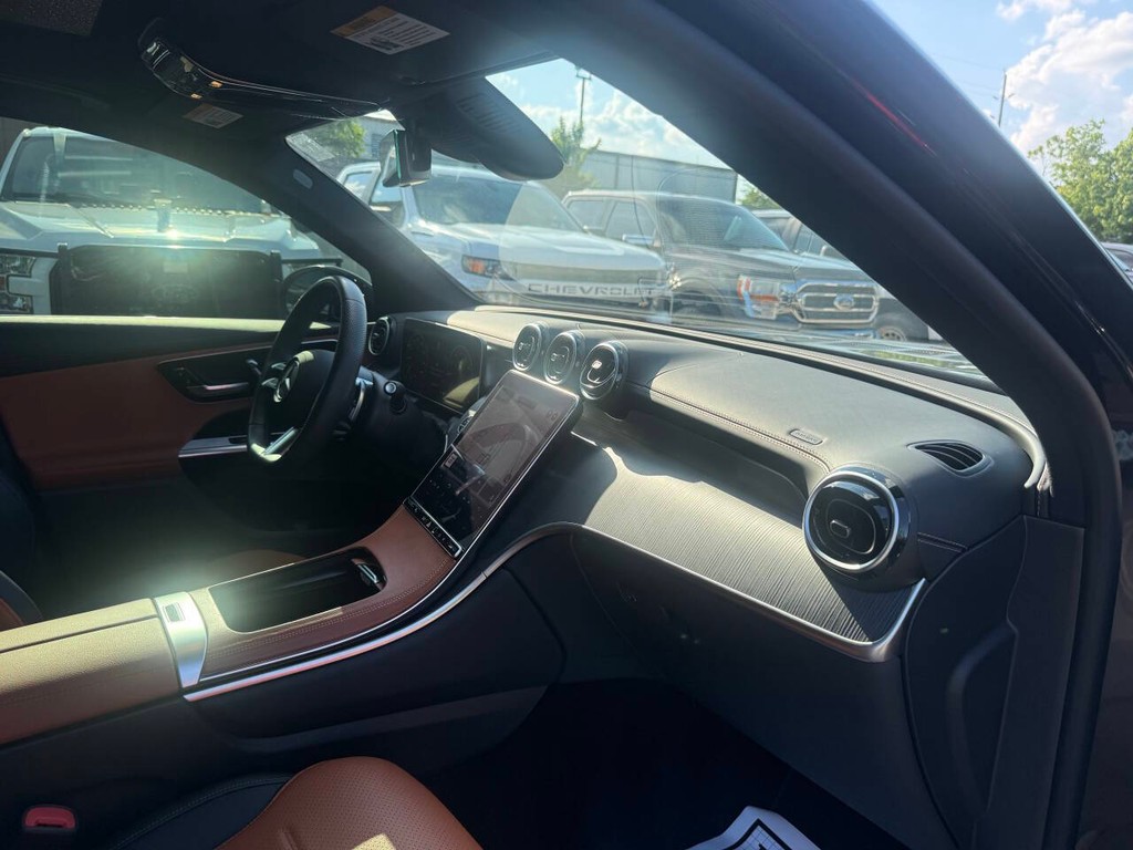Mercedes-Benz GLC Vehicle Full-screen Gallery Image 09