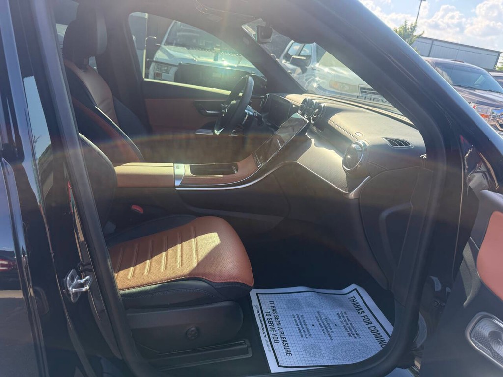 Mercedes-Benz GLC Vehicle Full-screen Gallery Image 10