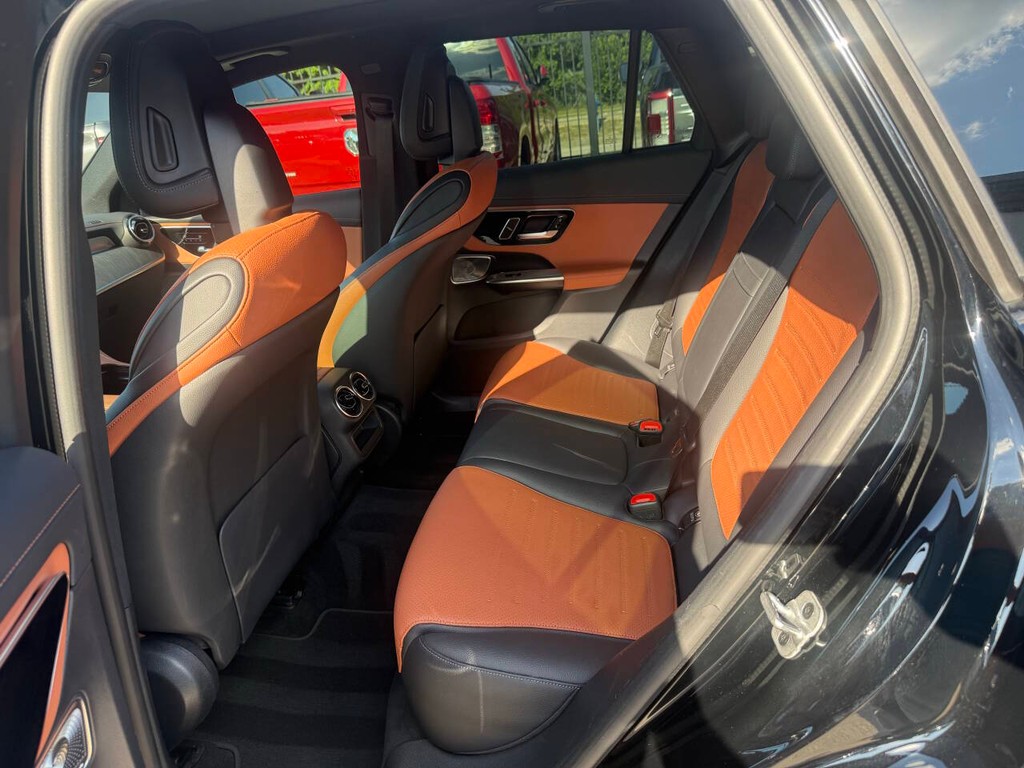 Mercedes-Benz GLC Vehicle Full-screen Gallery Image 13