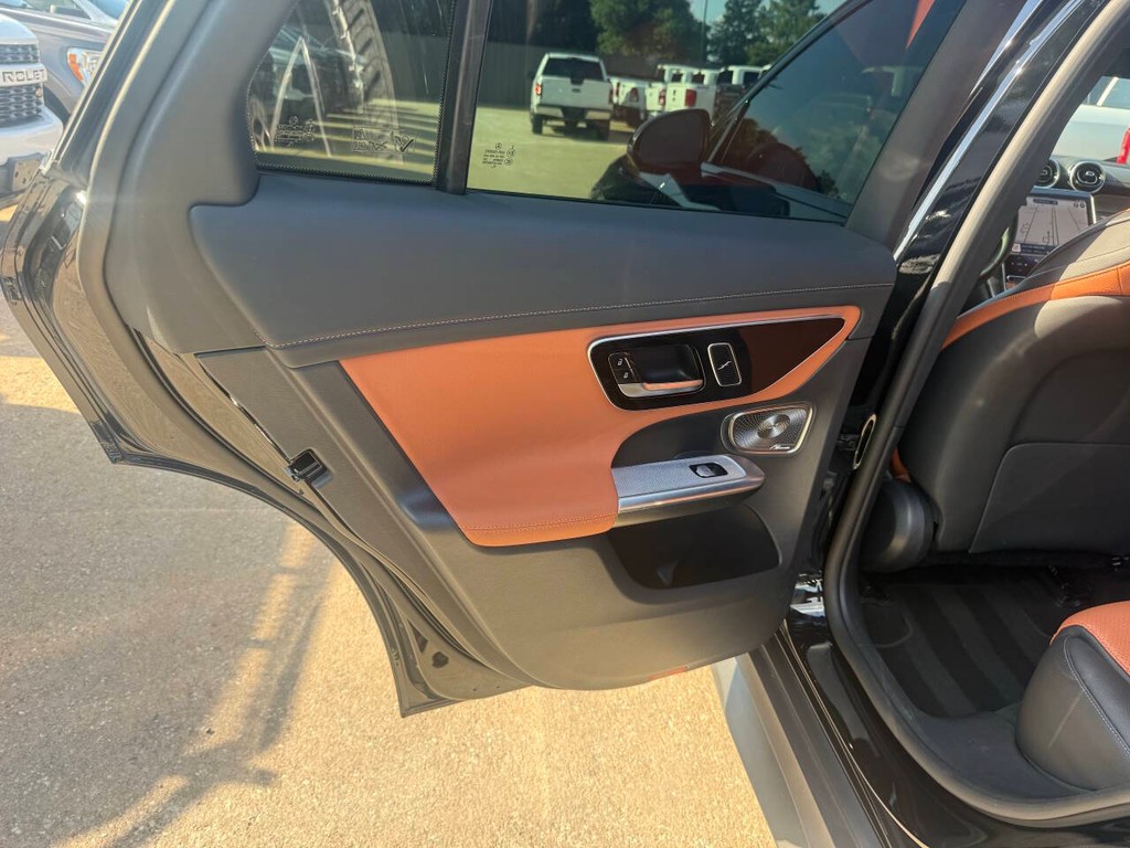 Mercedes-Benz GLC Vehicle Full-screen Gallery Image 14