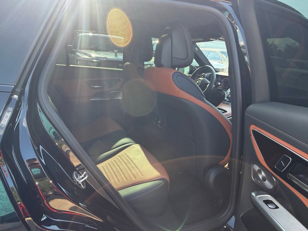 Mercedes-Benz GLC Vehicle Full-screen Gallery Image 15