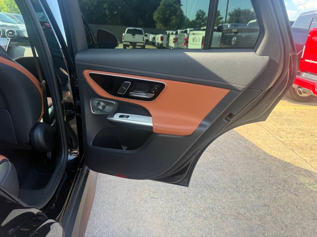 Mercedes-Benz GLC Vehicle Full-screen Gallery Image 16