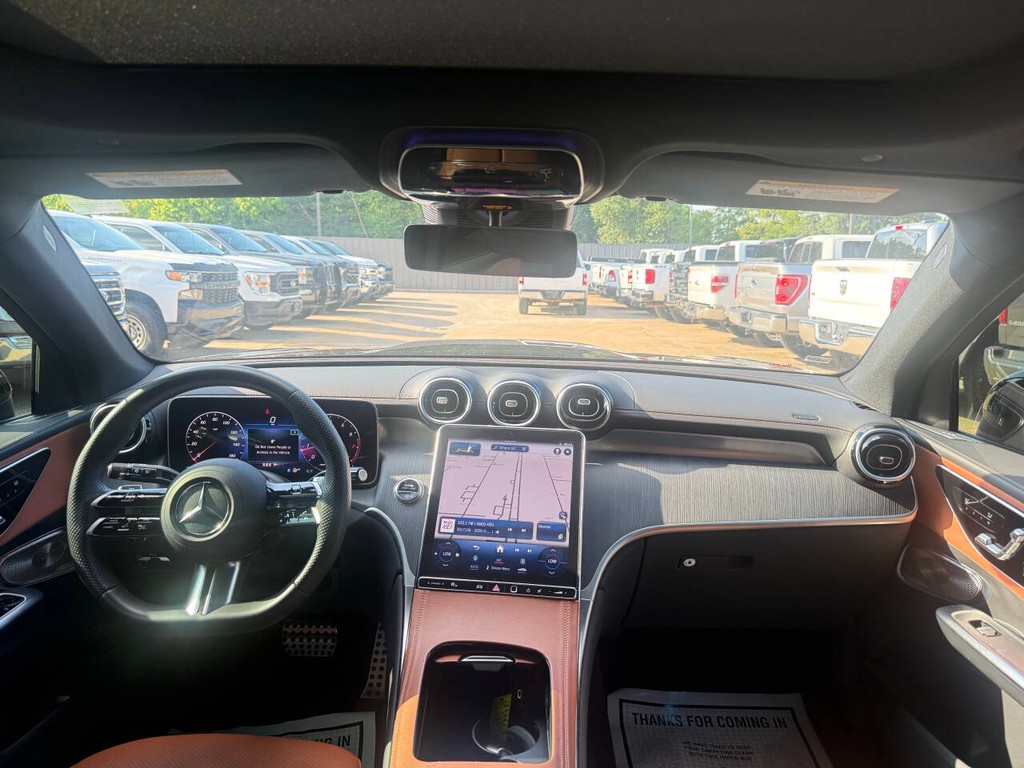 Mercedes-Benz GLC Vehicle Full-screen Gallery Image 17