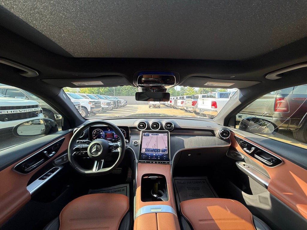 Mercedes-Benz GLC Vehicle Full-screen Gallery Image 18