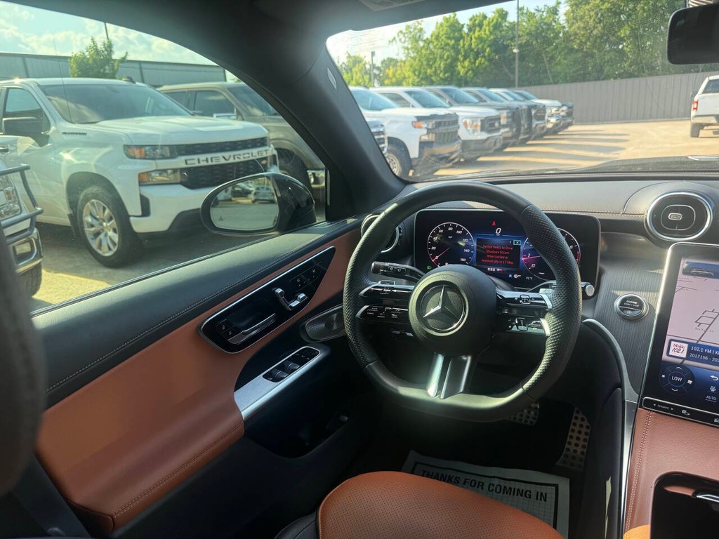Mercedes-Benz GLC Vehicle Full-screen Gallery Image 19