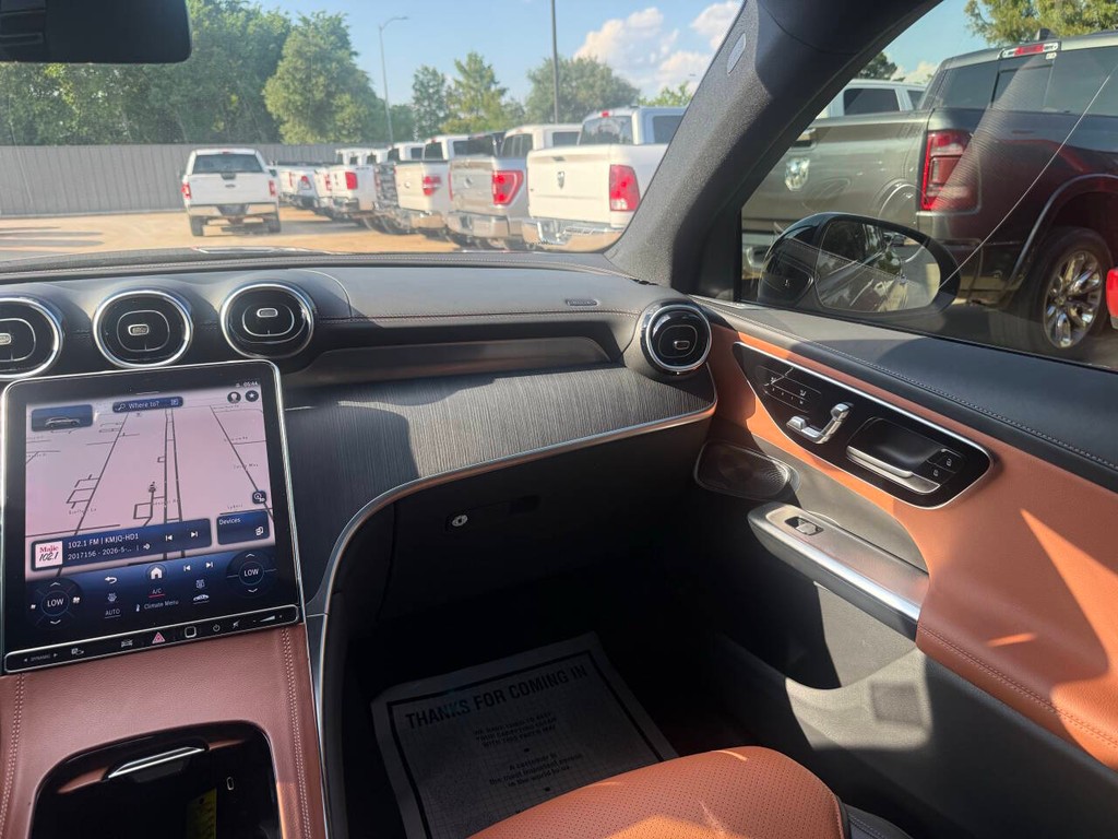 Mercedes-Benz GLC Vehicle Full-screen Gallery Image 20