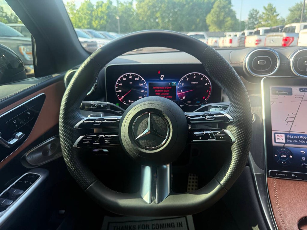 Mercedes-Benz GLC Vehicle Full-screen Gallery Image 22
