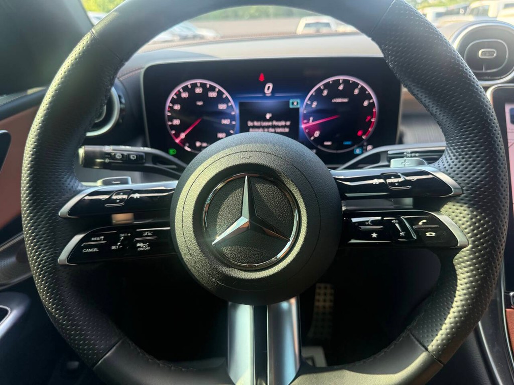 Mercedes-Benz GLC Vehicle Full-screen Gallery Image 23