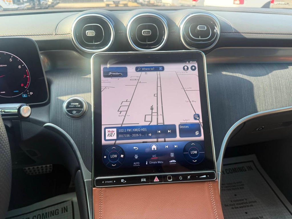 Mercedes-Benz GLC Vehicle Full-screen Gallery Image 24