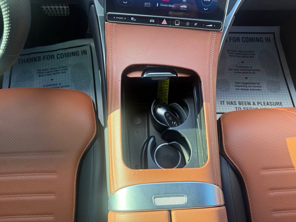 Mercedes-Benz GLC Vehicle Full-screen Gallery Image 28