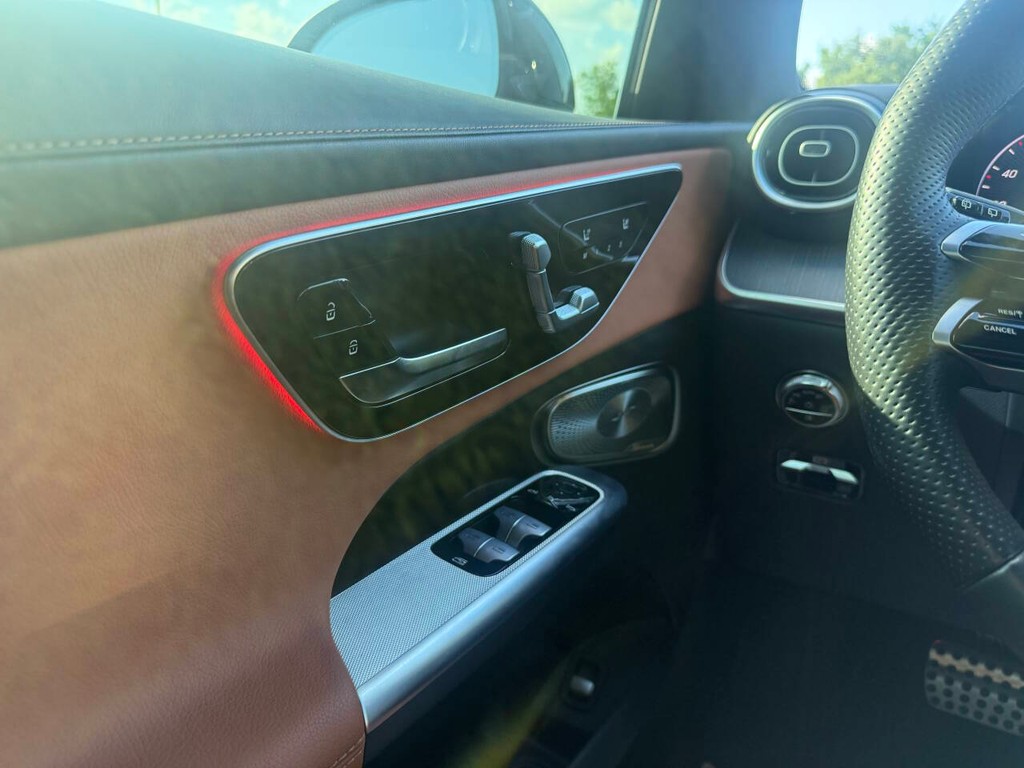 Mercedes-Benz GLC Vehicle Full-screen Gallery Image 29