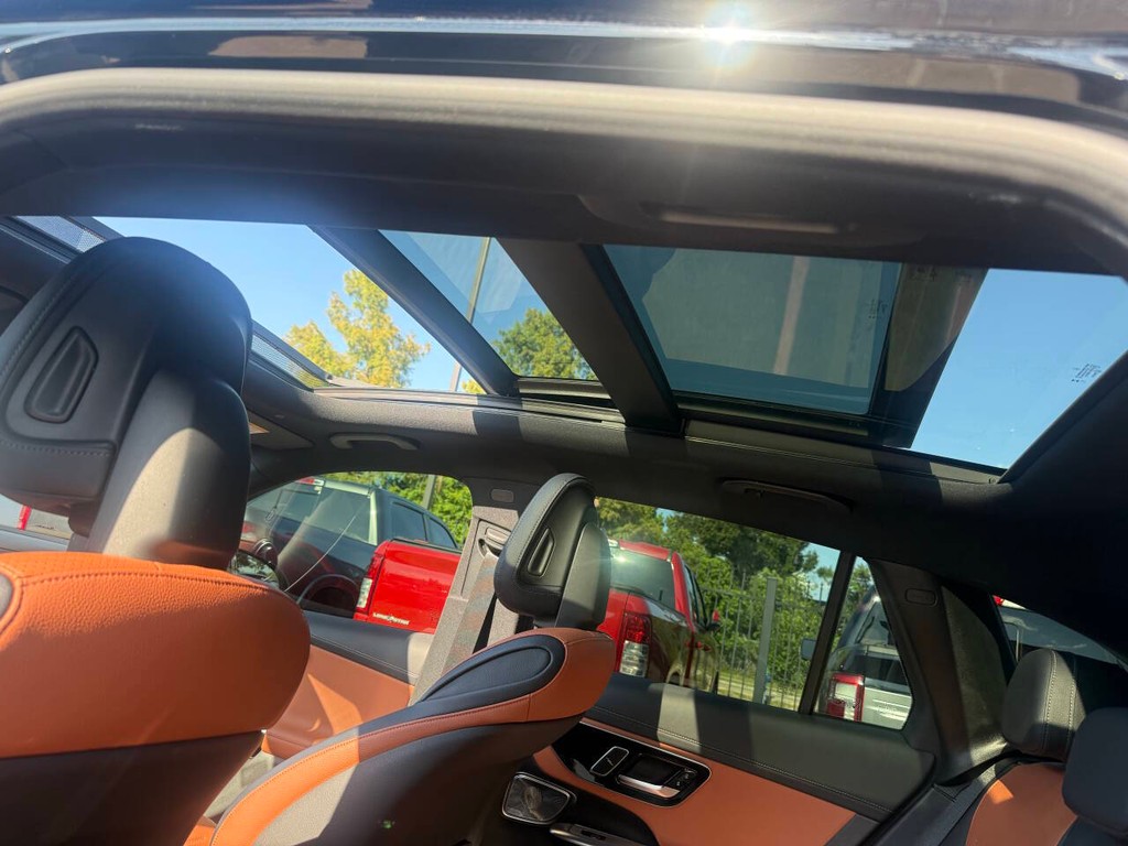 Mercedes-Benz GLC Vehicle Full-screen Gallery Image 31