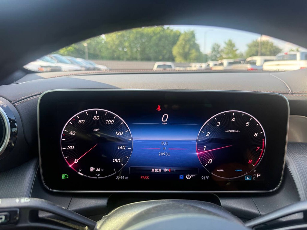 Mercedes-Benz GLC Vehicle Full-screen Gallery Image 32
