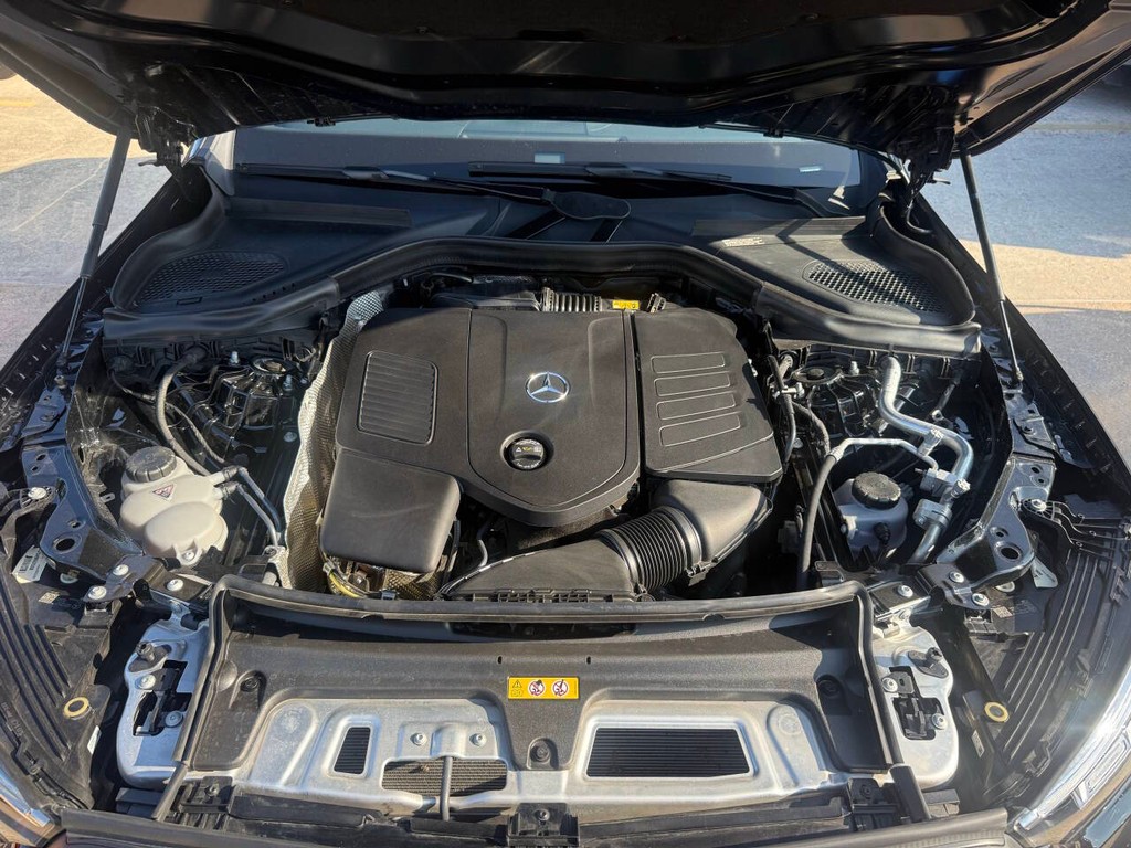Mercedes-Benz GLC Vehicle Full-screen Gallery Image 35