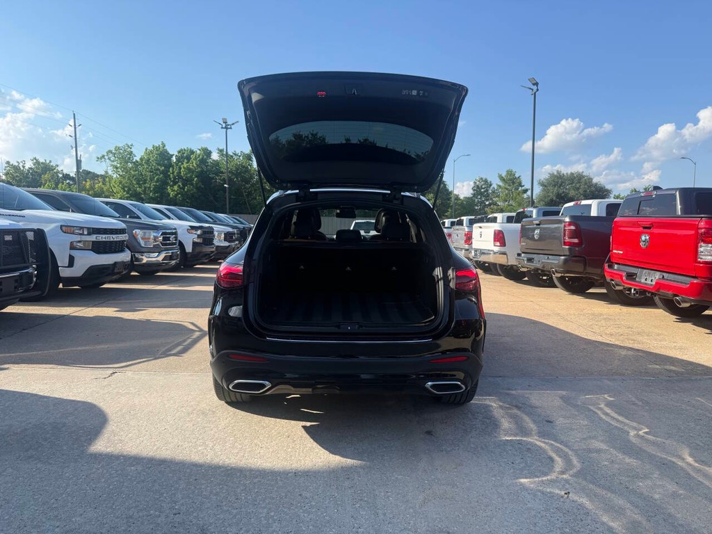 Mercedes-Benz GLC Vehicle Full-screen Gallery Image 37