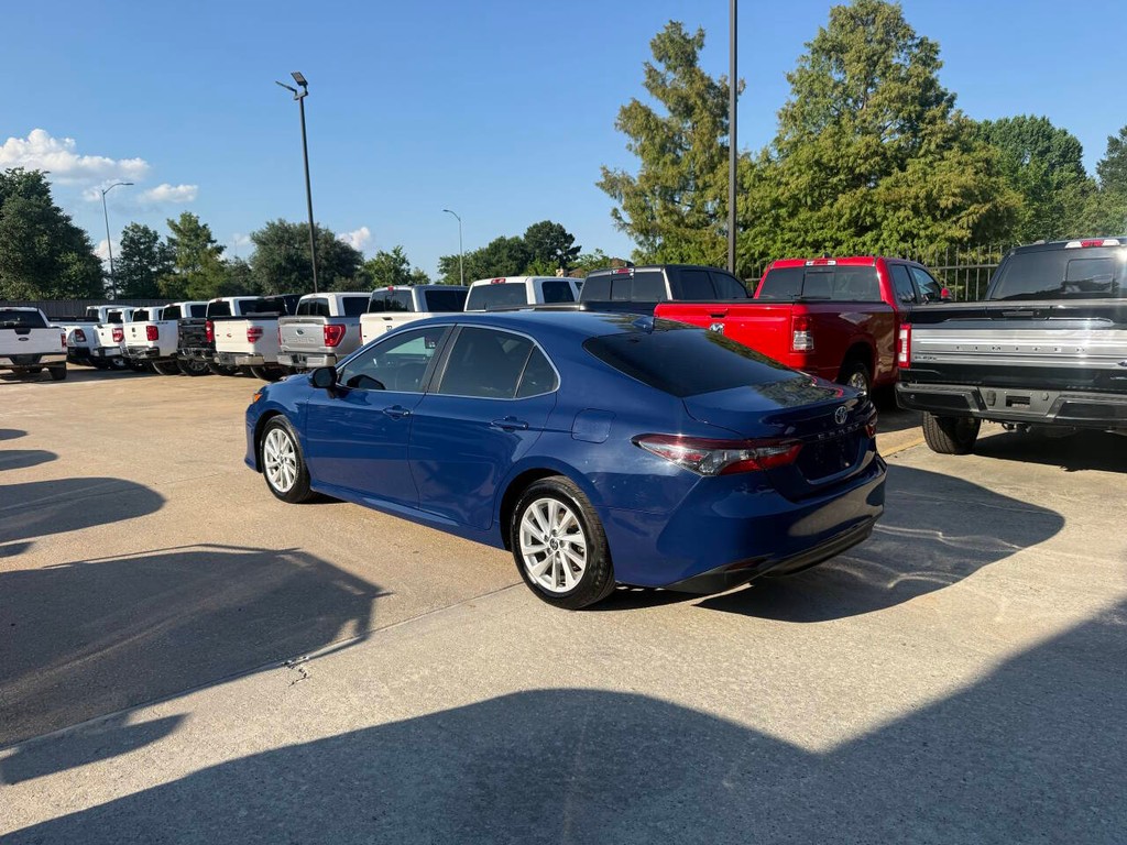 Toyota Camry Vehicle Full-screen Gallery Image 04