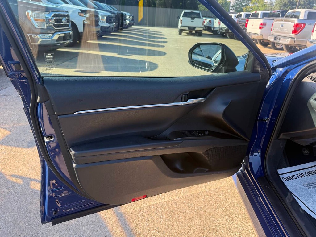 Toyota Camry Vehicle Full-screen Gallery Image 08