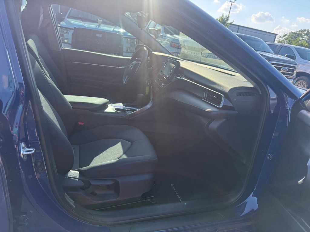 Toyota Camry Vehicle Full-screen Gallery Image 10