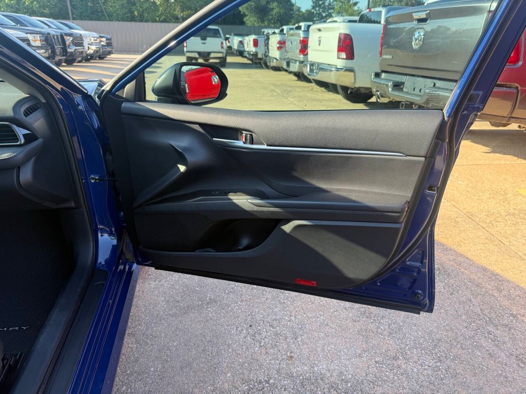 Toyota Camry Vehicle Full-screen Gallery Image 11