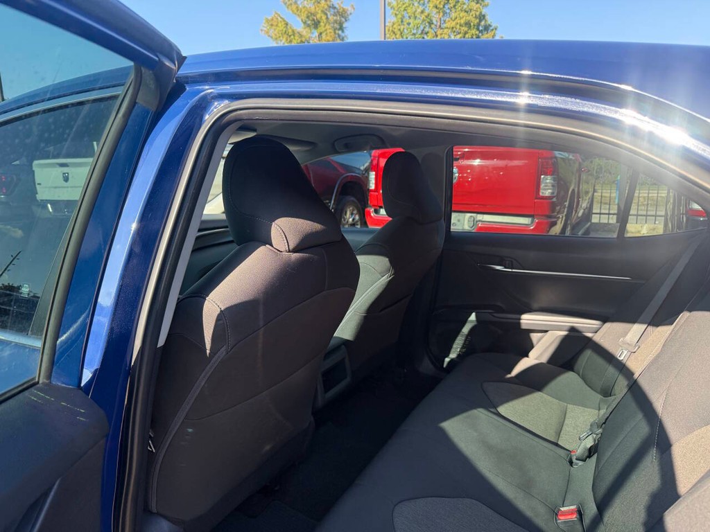 Toyota Camry Vehicle Full-screen Gallery Image 12