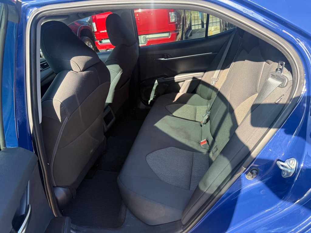 Toyota Camry Vehicle Full-screen Gallery Image 13