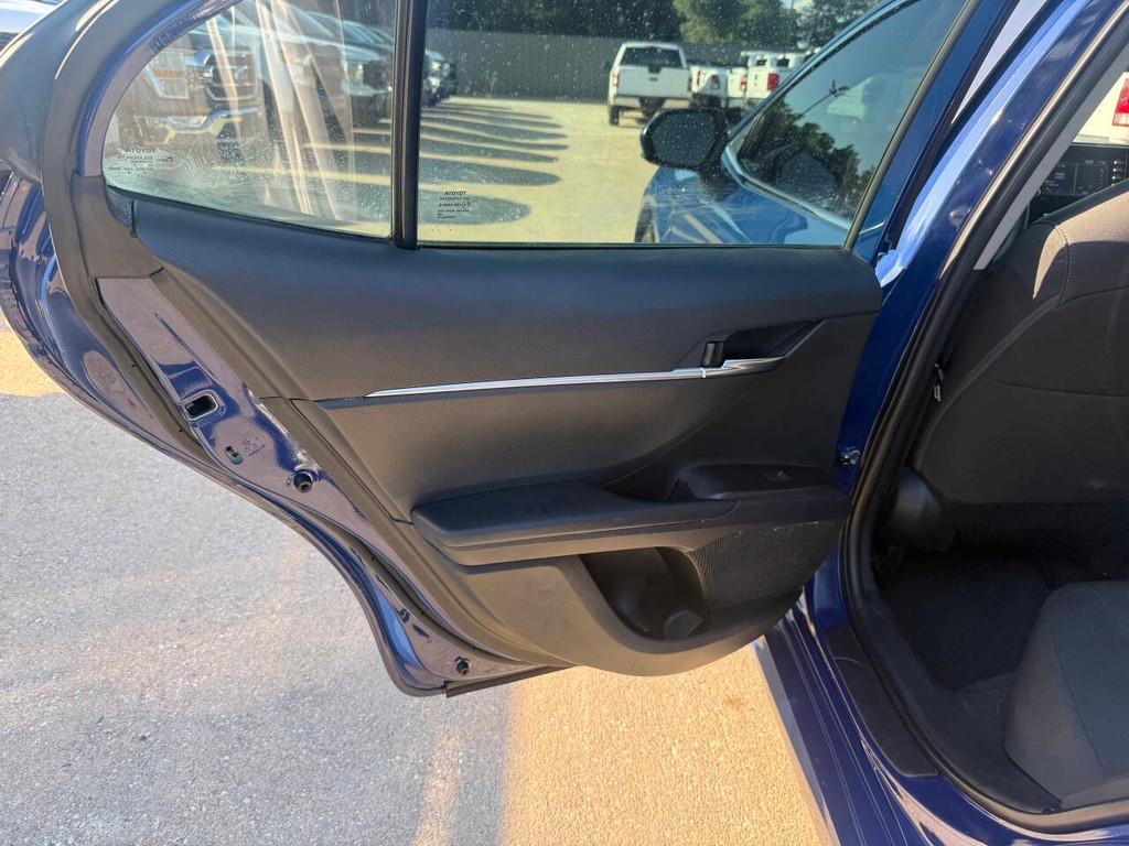 Toyota Camry Vehicle Full-screen Gallery Image 14