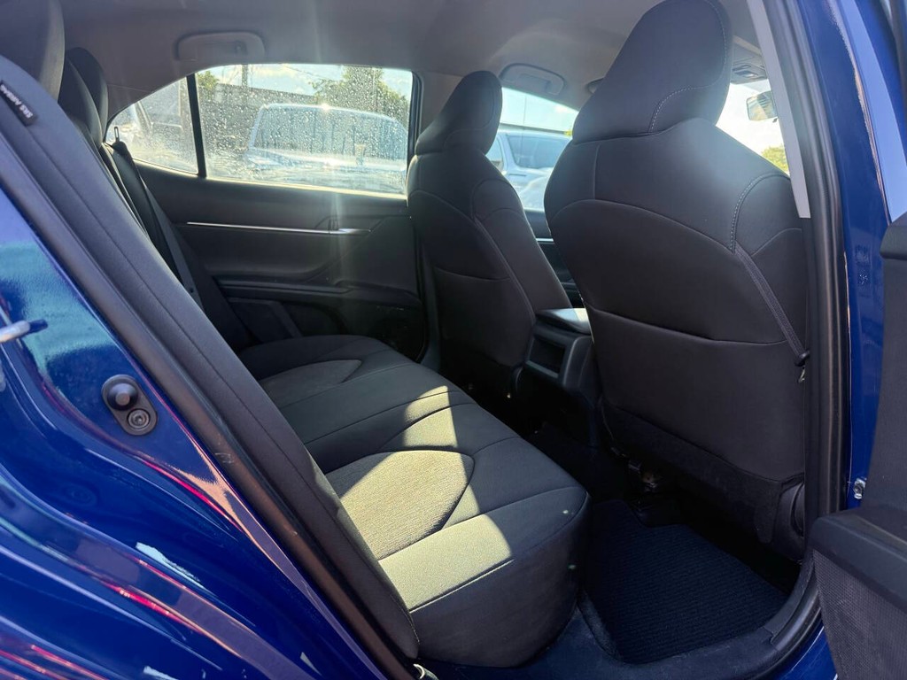 Toyota Camry Vehicle Full-screen Gallery Image 15