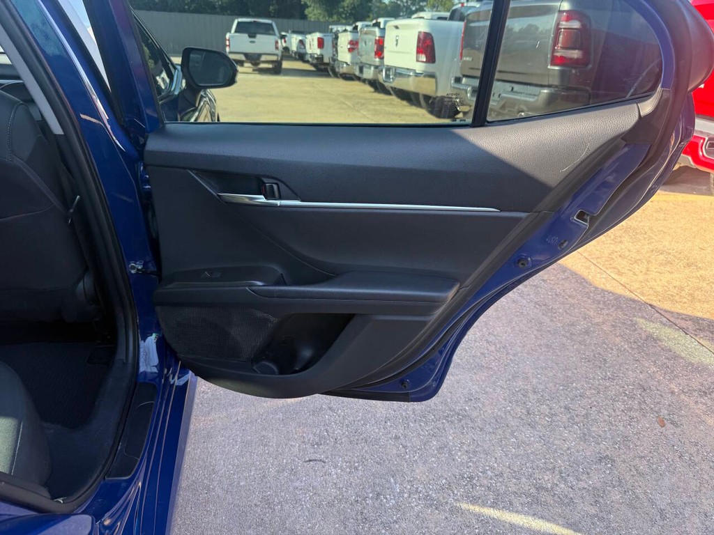 Toyota Camry Vehicle Full-screen Gallery Image 16
