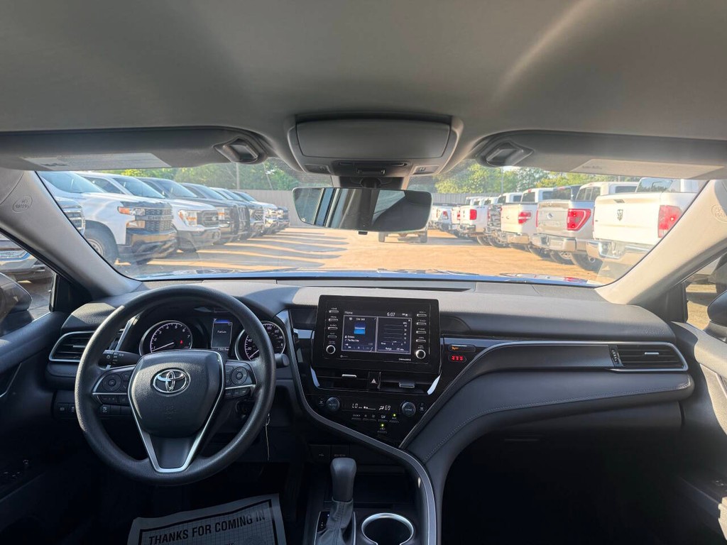 Toyota Camry Vehicle Full-screen Gallery Image 17