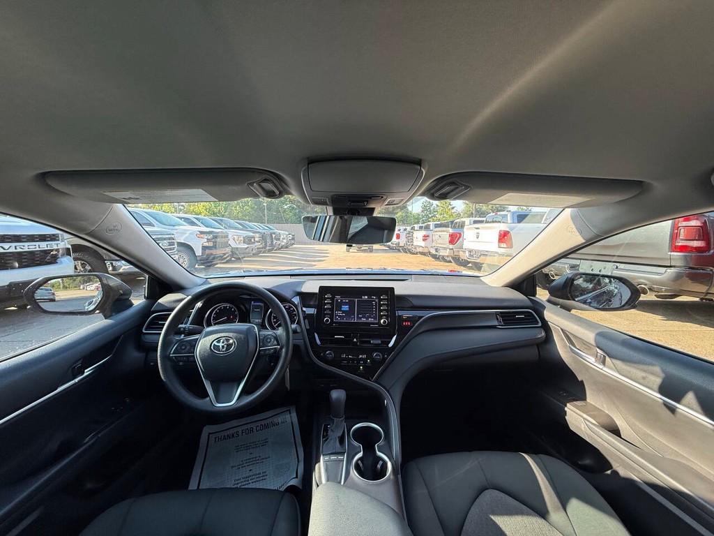Toyota Camry Vehicle Full-screen Gallery Image 18