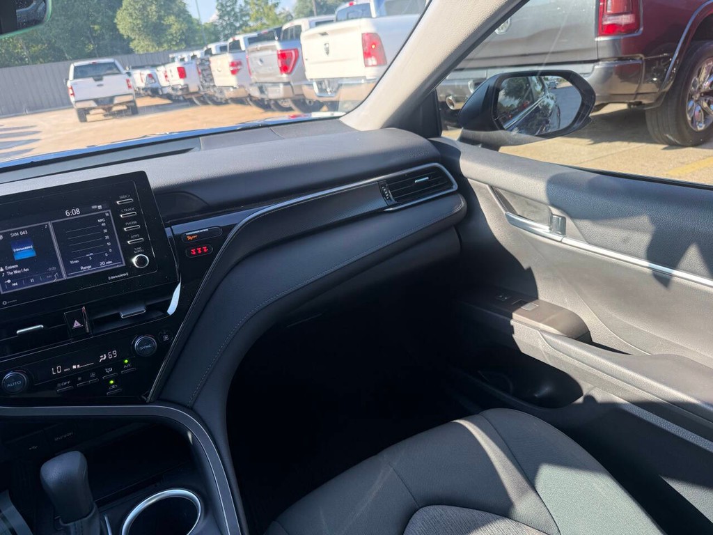Toyota Camry Vehicle Full-screen Gallery Image 20