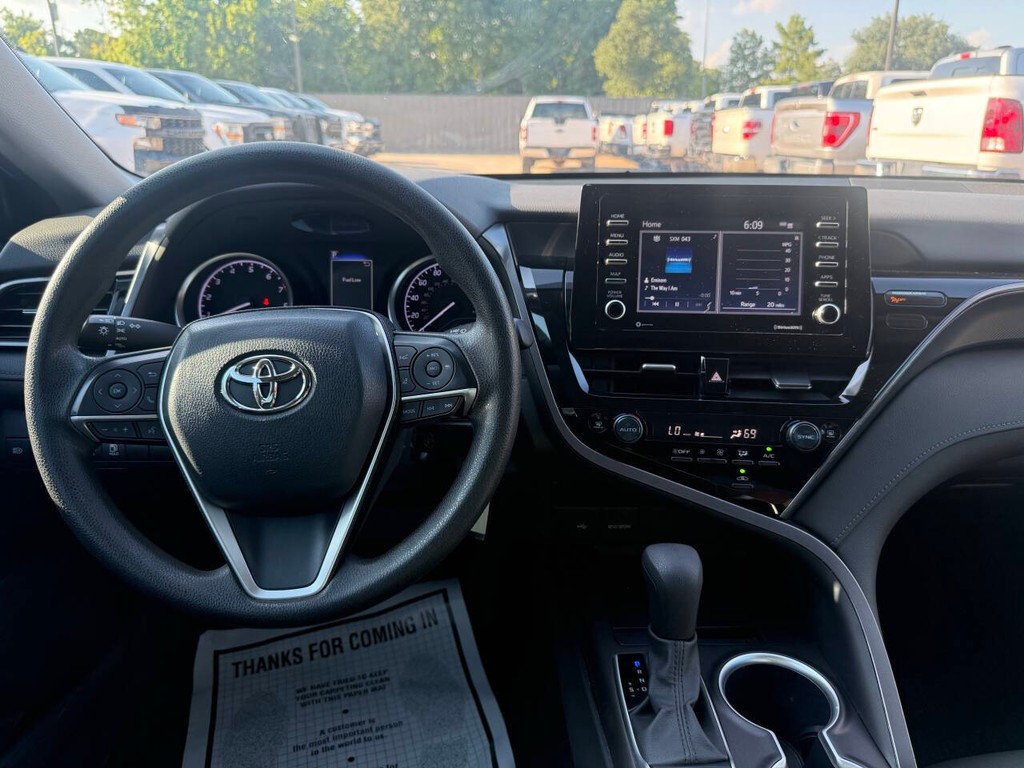 Toyota Camry Vehicle Full-screen Gallery Image 21