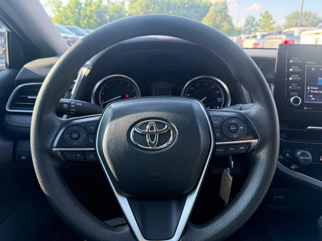Toyota Camry Vehicle Full-screen Gallery Image 23