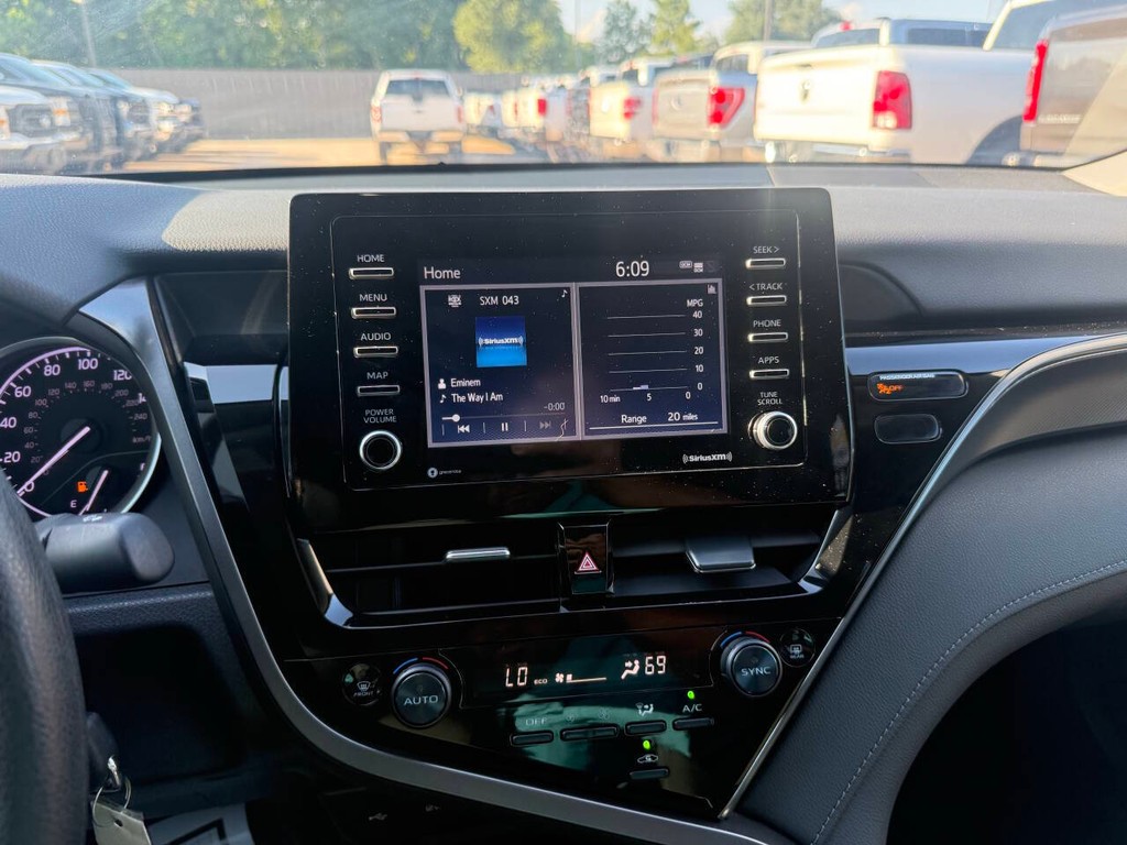 Toyota Camry Vehicle Full-screen Gallery Image 24