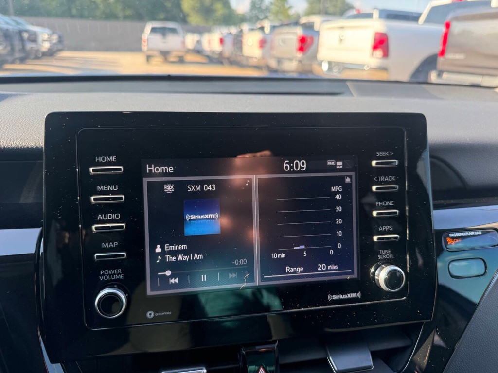 Toyota Camry Vehicle Full-screen Gallery Image 25