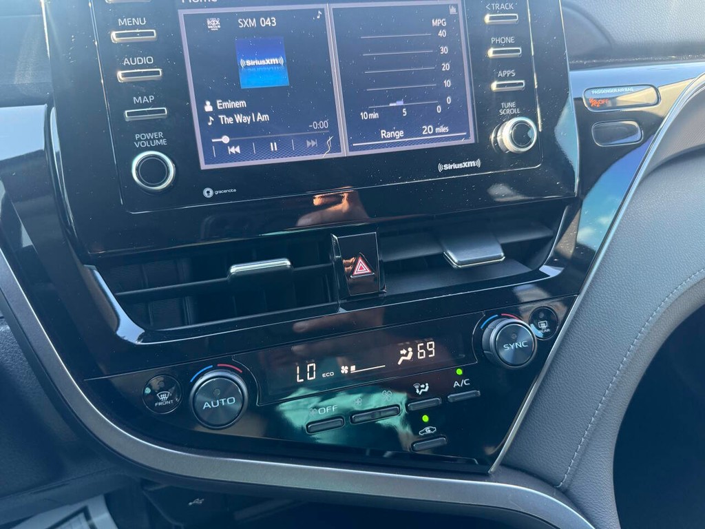 Toyota Camry Vehicle Full-screen Gallery Image 27