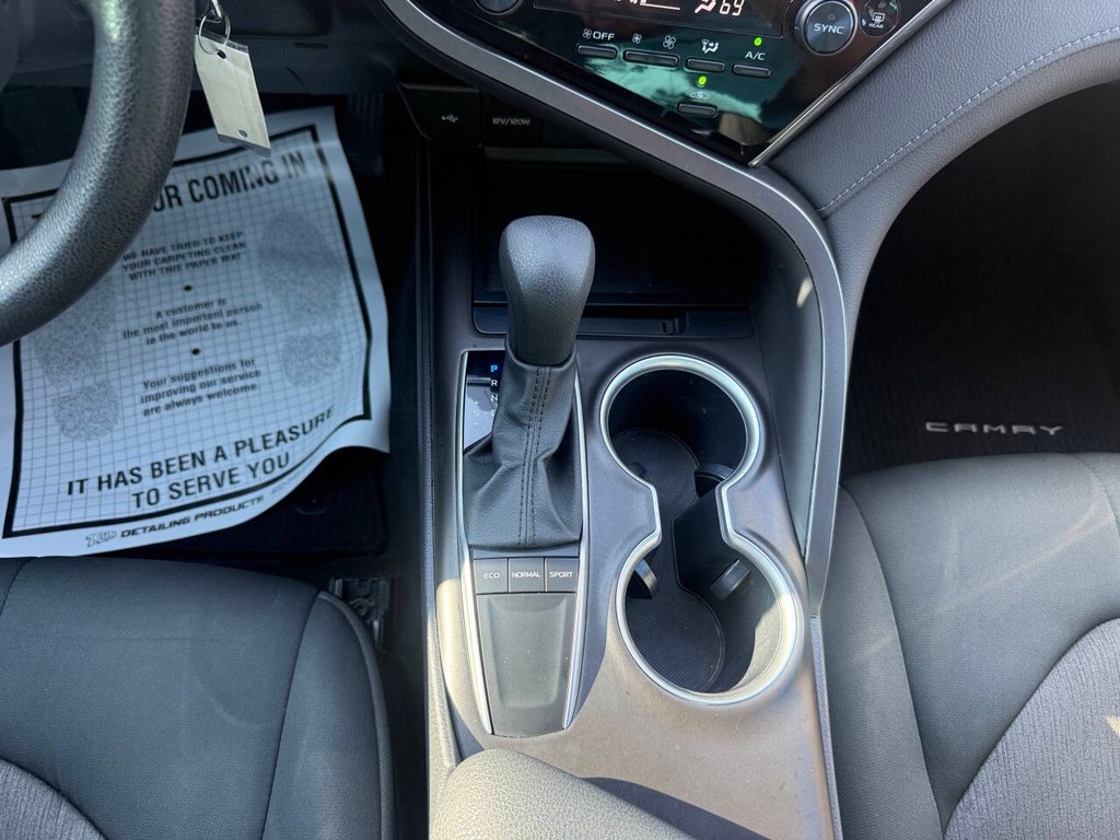 Toyota Camry Vehicle Full-screen Gallery Image 28