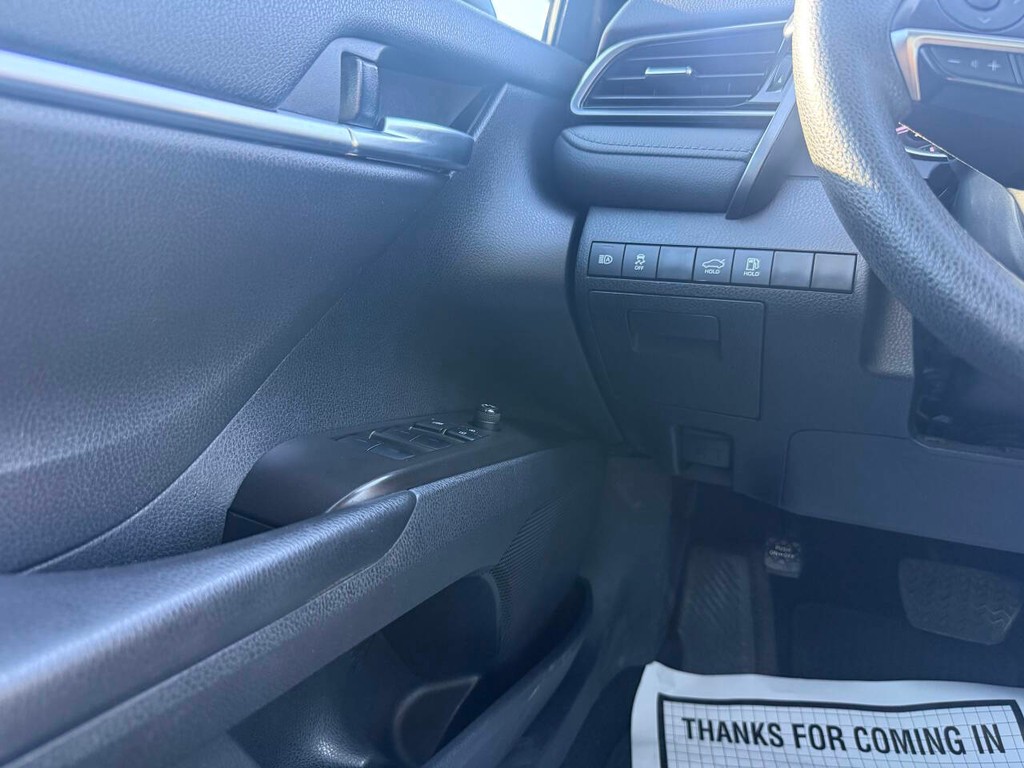 Toyota Camry Vehicle Full-screen Gallery Image 29
