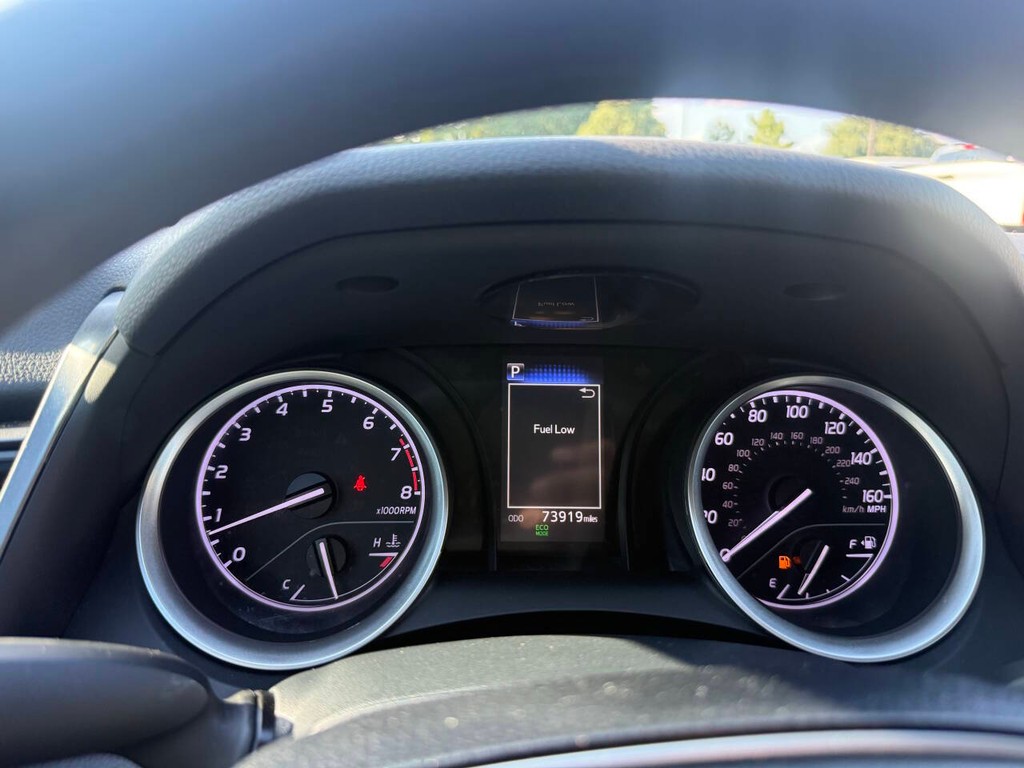 Toyota Camry Vehicle Full-screen Gallery Image 30