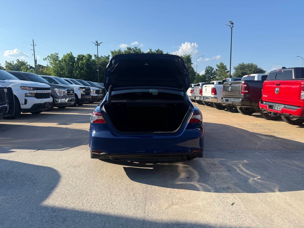 Toyota Camry Vehicle Full-screen Gallery Image 35