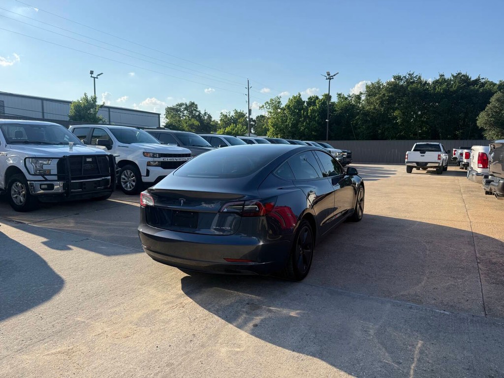 Tesla Model 3 Vehicle Full-screen Gallery Image 05