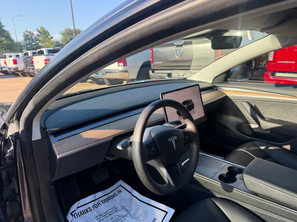 Tesla Model 3 Vehicle Full-screen Gallery Image 06