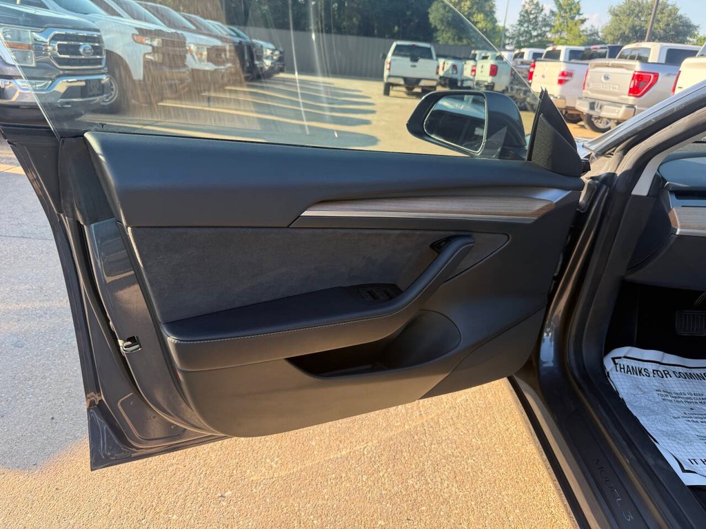 Tesla Model 3 Vehicle Full-screen Gallery Image 08