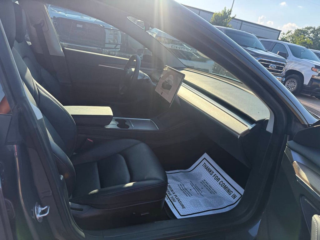Tesla Model 3 Vehicle Full-screen Gallery Image 10