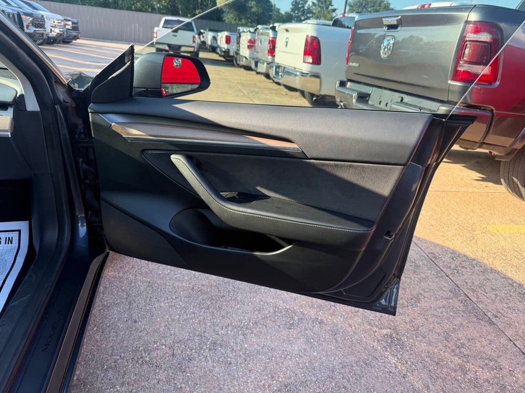 Tesla Model 3 Vehicle Full-screen Gallery Image 11