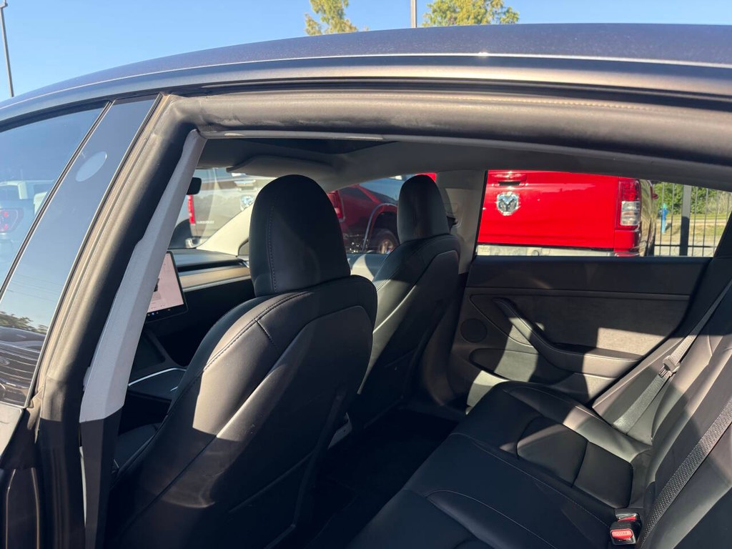 Tesla Model 3 Vehicle Full-screen Gallery Image 12
